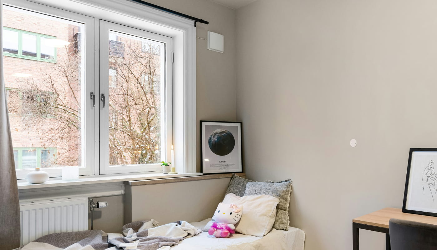 Decentrale WTW unit geïnstalleerd in buitenmuur — compact en onopvallend in het interieur